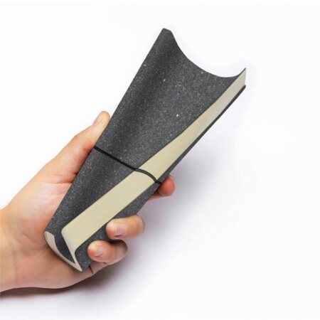 Notes A5 wykonany z recyklingowanej skóry, co czyni go oryginalnym i wyjątkowym prezentem. Zawiera poziomą gumkę rurkową, 160 stron na kremowym papierze w kropki.