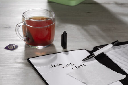 Notes z tablicą suchościeralną